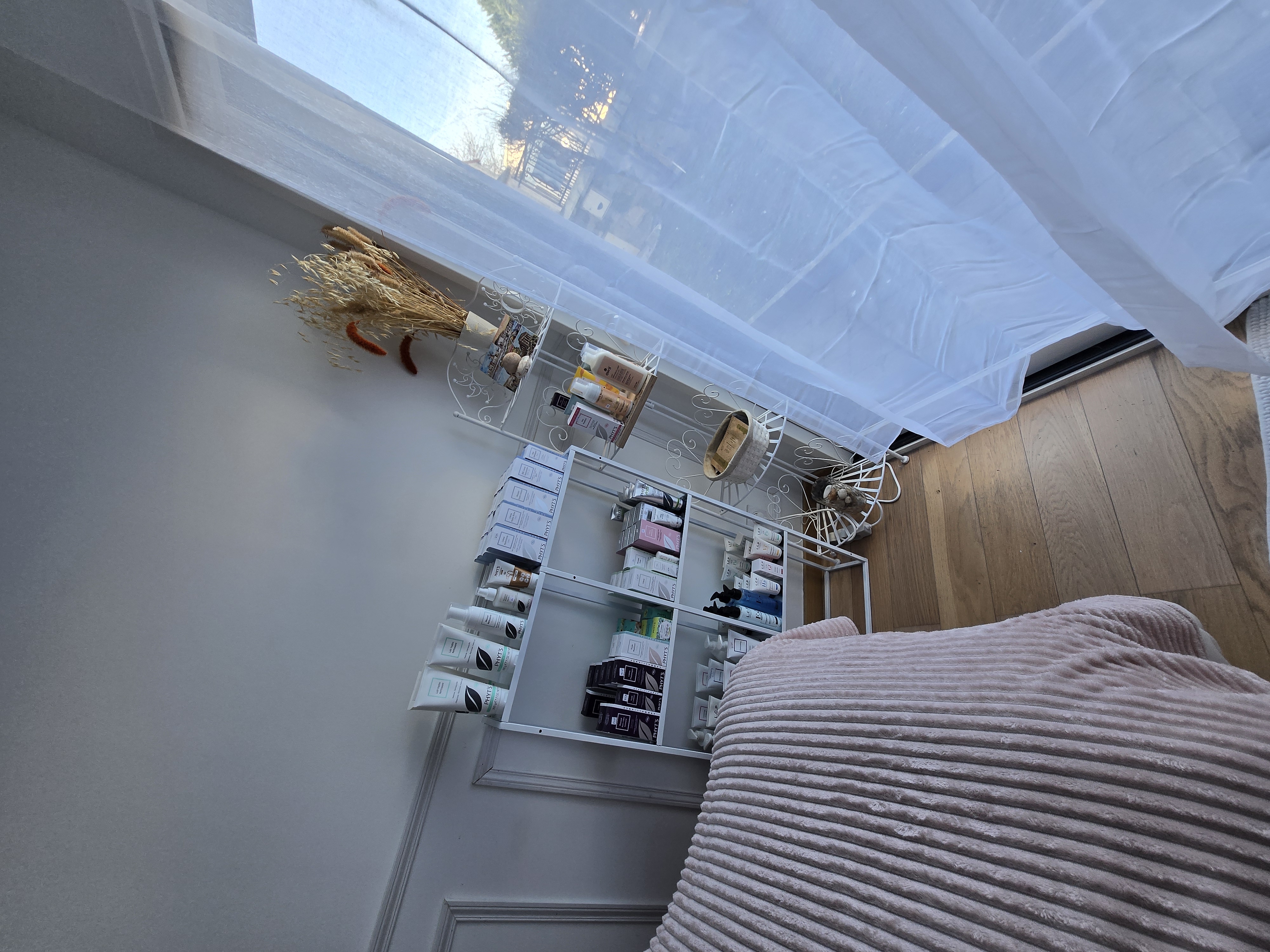 Table de massage prête à accueillir une cliente